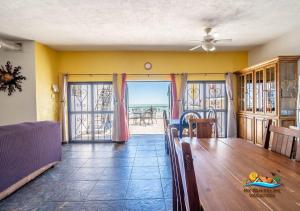 - un salon avec une table et une vue sur l'océan dans l'établissement Casa Palmas - Beachfront San Felipe Vacation Rental House, à San Felipe