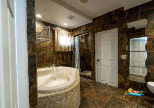 une salle de bain avec une baignoire, des toilettes et un lavabo dans l'établissement Casa Palmas - Beachfront San Felipe Vacation Rental House, à San Felipe