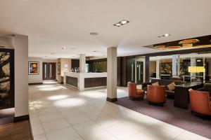 - un hall d'un hôtel avec des canapés et des chaises dans l'établissement DoubleTree by Hilton London Ealing, à Londres