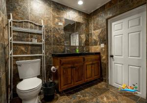 une salle de bains avec toilettes et lavabo dans l'établissement Casa Palmas - Beachfront San Felipe Vacation Rental House, à San Felipe