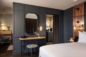The Gantry London, Curio Collection By Hilton客房内的一张或多张床位