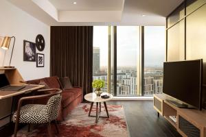 The Gantry London, Curio Collection By Hilton的电视和/或娱乐中心