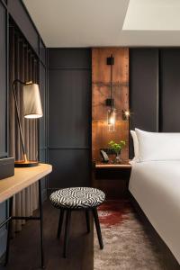 The Gantry London, Curio Collection By Hilton客房内的一张或多张床位