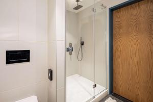 The Gantry London, Curio Collection By Hilton的一间浴室