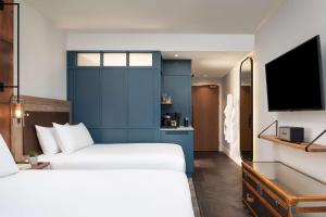 The Gantry London, Curio Collection By Hilton的电视和/或娱乐中心