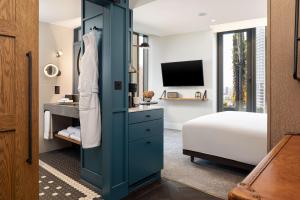 The Gantry London, Curio Collection By Hilton客房内的一张或多张床位
