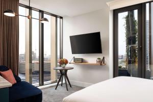 The Gantry London, Curio Collection By Hilton的电视和/或娱乐中心