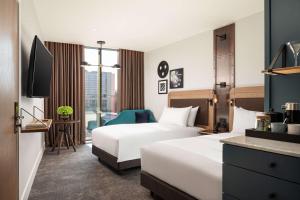 The Gantry London, Curio Collection By Hilton客房内的一张或多张床位