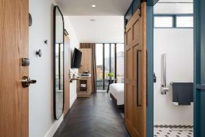 The Gantry London, Curio Collection By Hilton的一间浴室