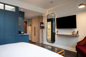 The Gantry London, Curio Collection By Hilton客房内的一张或多张床位