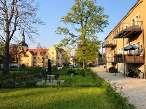 una calle en una ciudad con edificios y un patio en Alte Brennerei Schloss Zehista OG Akelei, en Pirna