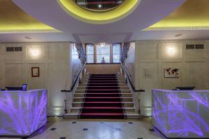 una escalera en un edificio con iluminación púrpura en Doubletree By Hilton London - Greenwich en Londres