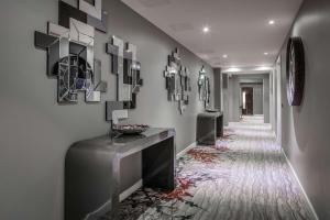 um corredor com arte a preto e branco nas paredes em Doubletree By Hilton London - Greenwich em Londres