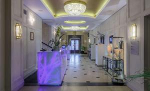 倫敦的住宿－格林威治酒店，建筑中带紫色照明的走廊