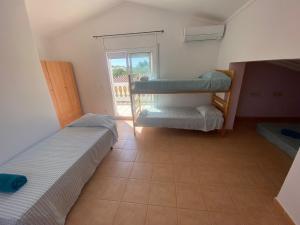 卡斯特利翁－德安普里亞斯的住宿－Casa Libélula，客房设有两张双层床和一个阳台。