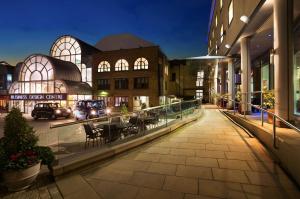 un bâtiment avec une passerelle dans une ville la nuit dans l'établissement Hilton London Angel Islington, à Londres