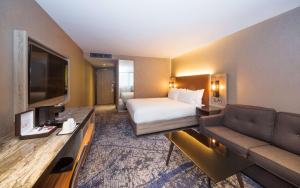 una camera d'albergo con letto e divano di DoubleTree by Hilton London Kingston Upon Thames a Kingston upon Thames