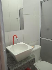 een badkamer met een witte wastafel en een toilet bij Pousada Paraíso da Serra in São Raimundo Nonato