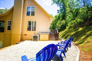 eine Gruppe blauer Stühle vor einem Haus in der Unterkunft Smokies Hill Top Cabin Mountain Views 2 miles to Town Pet Friendly in Franklin