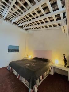 una camera bianca con un letto di Casa La Escondida Tlacotalpan a Tlacotalpan