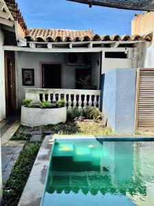 una piscina di fronte a una casa di Casa La Escondida Tlacotalpan a Tlacotalpan