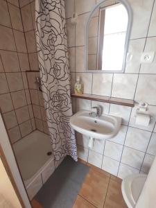 Koupelna v ubytování Domki i pokoje blisko morza + 37 fotografií