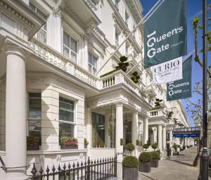 倫敦的住宿－100 Queen’s Gate Hotel London, Curio Collection by Hilton，前面有标志的白色建筑