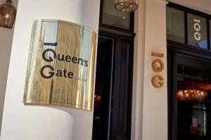 znak dla kawiarni Queens po stronie budynku w obiekcie 100 Queen’s Gate Hotel London, Curio Collection by Hilton w Londynie
