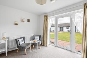 Istumisnurk majutusasutuses Lytton Tree Lodge- 7 Self-Contained Lodges