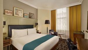 Łóżko lub łóżka w pokoju w obiekcie 100 Queen’s Gate Hotel London, Curio Collection by Hilton