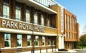 un edificio de ladrillo con un parque real hotel escrito en él en Hampton by Hilton London Park Royal, en Londres