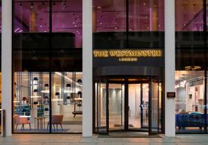 un edificio con una señal que lee el westminsteruseum en The Westminster London, Curio Collection by Hilton, en Londres