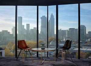 ロンドンにあるThe Westminster London, Curio Collection by Hiltonの窓際の椅子2脚とテーブル