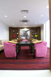 Uma área de estar em Hampton by Hilton Liverpool John Lennon Airport