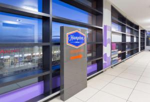 Um certificado, prêmio, placa ou outro documento exibido em Hampton by Hilton Liverpool John Lennon Airport