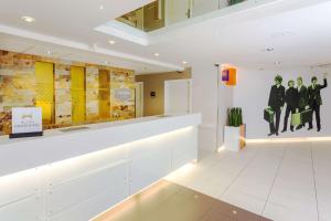 Khu vực sảnh/lễ tân tại Hampton by Hilton Liverpool John Lennon Airport