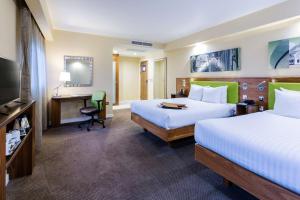 Cama ou camas em um quarto em Hampton by Hilton Liverpool John Lennon Airport