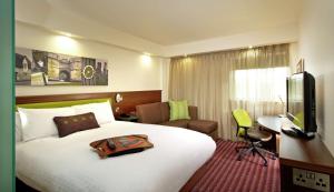Cama ou camas em um quarto em Hampton by Hilton Liverpool John Lennon Airport
