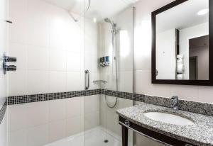 Um banheiro em Hampton by Hilton Liverpool John Lennon Airport