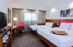 Cama ou camas em um quarto em Hampton by Hilton Liverpool John Lennon Airport