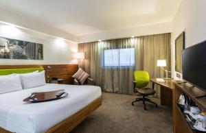 Cama ou camas em um quarto em Hampton by Hilton Liverpool John Lennon Airport