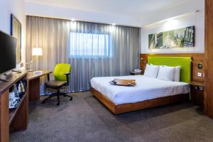 Uma TV ou centro de entretenimento em Hampton by Hilton Liverpool John Lennon Airport