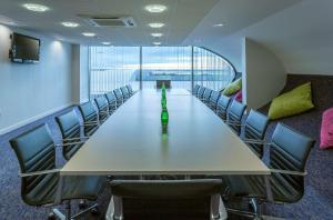 Área de negócios e/ou sala de conferências em Hampton by Hilton Liverpool John Lennon Airport