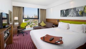 هامبتون باي هيلتون ليفربول سيتي سنتر في ليفربول: غرفة فندق بها سرير مع حقيبة سفر