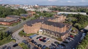 een uitzicht op een bakstenen gebouw met een parkeerplaats bij DoubleTree by Hilton Stoke-on-Trent, United Kingdom in Stoke on Trent