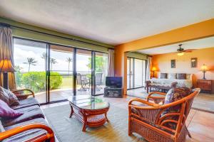 salon z kanapą i stołem w obiekcie Maunaloa Vacation Rental - Walk to Kepuhi Beach! w mieście Maunaloa