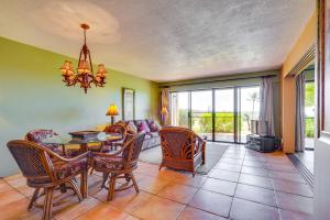 jadalnia ze stołem, krzesłami i kanapą w obiekcie Maunaloa Vacation Rental - Walk to Kepuhi Beach! w mieście Maunaloa