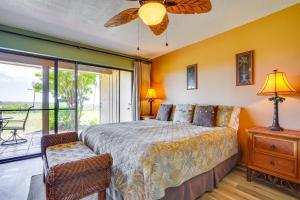 Un pat sau paturi într-o cameră la Maunaloa Vacation Rental - Walk to Kepuhi Beach!
