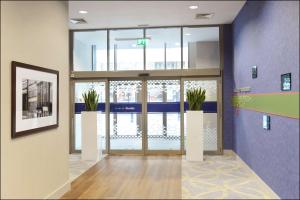 un vestíbulo de oficina con puertas y macetas en Hampton by Hilton Newcastle, en Newcastle