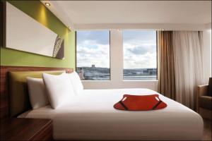Postel nebo postele na pokoji v ubytování Hampton by Hilton Newcastle